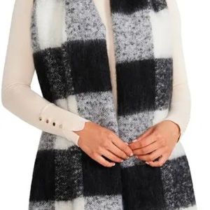 NWT Steve Madden Black & White Buffalo Check Blanket Scarf. 22”W x 38”L  NEW.
